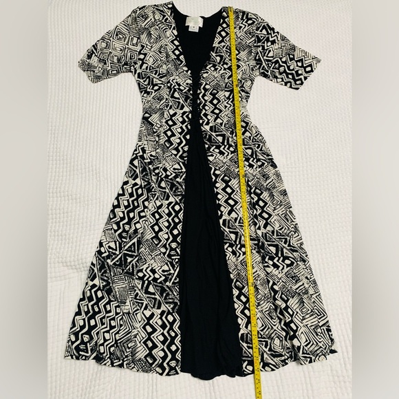 wild ginger Dresses & Skirts - Black and white print dress with short sleeves oval neck line Fit and flare